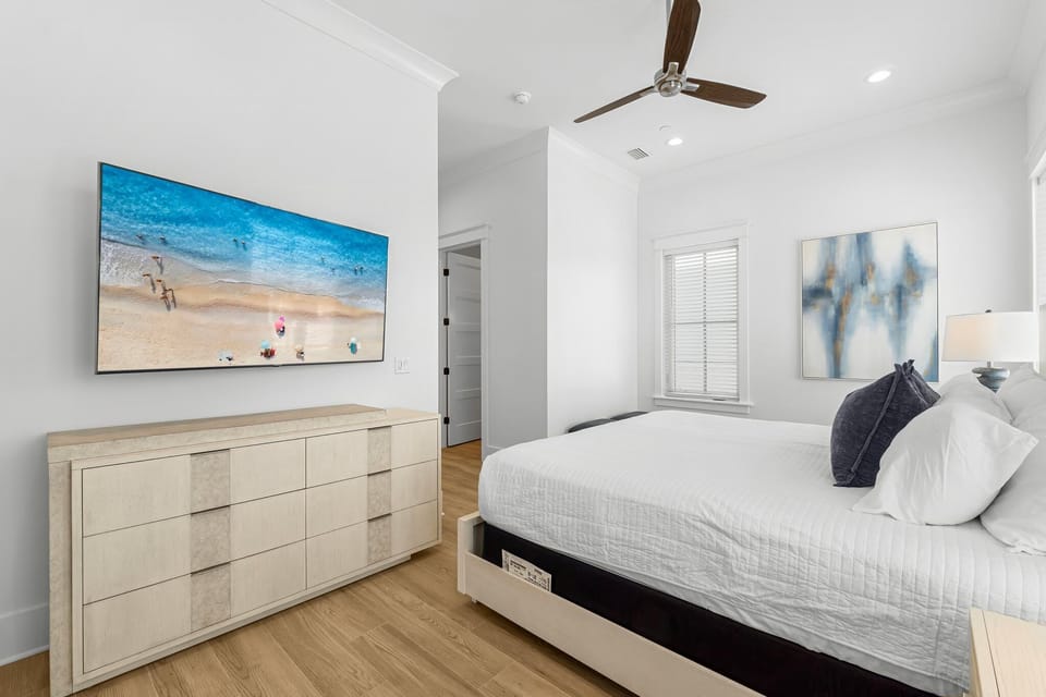 King Bedroom With Private Bathroom On 1st Floor