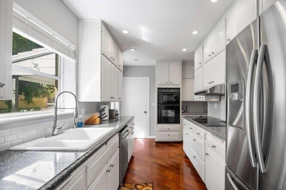 House, Multiple Beds, Hot Tub, Garden View (East Lake ) | Private kitchen | Fridge, microwave, oven, stovetop