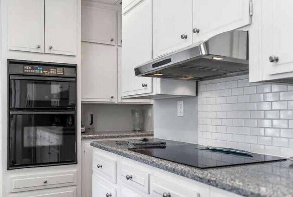 House, Multiple Beds, Hot Tub, Garden View (East Lake ) | Private kitchen | Fridge, microwave, oven, stovetop