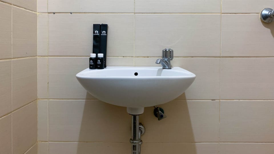 Standard Studio, 1 Bedroom (Apartment) | Bathroom | Shower, free toiletries, towels