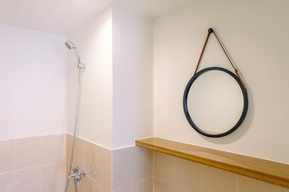 Standard Studio, 1 Bedroom (Apartment) | Bathroom | Shower, free toiletries, towels