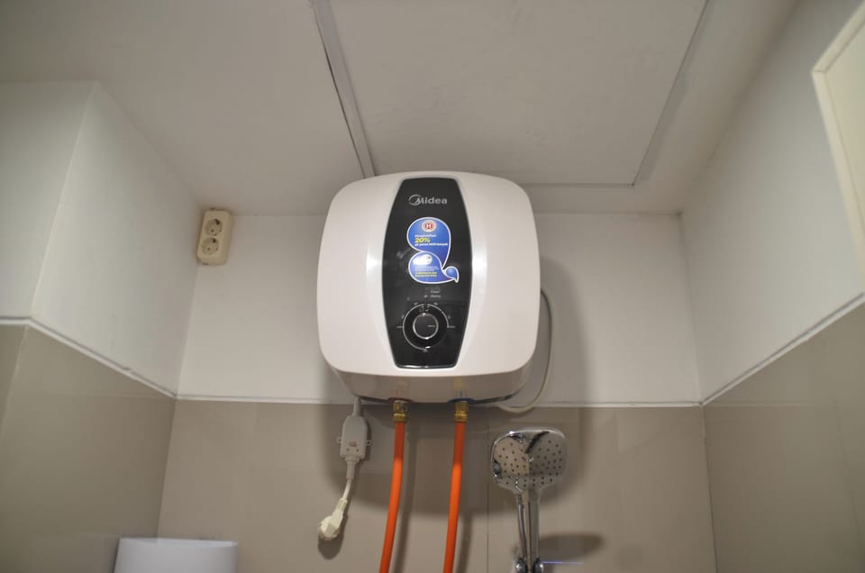Standard Studio, 1 Bedroom (Apartment) | Bathroom | Shower, free toiletries, towels, soap