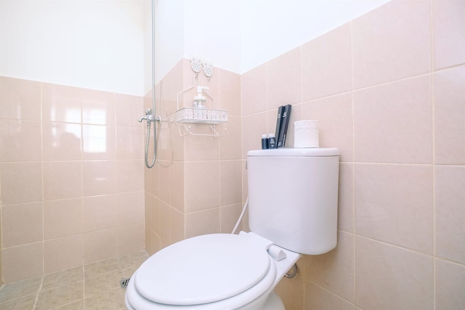 Standard Studio, 1 Bedroom (Apartment) | Bathroom | Shower, free toiletries, towels