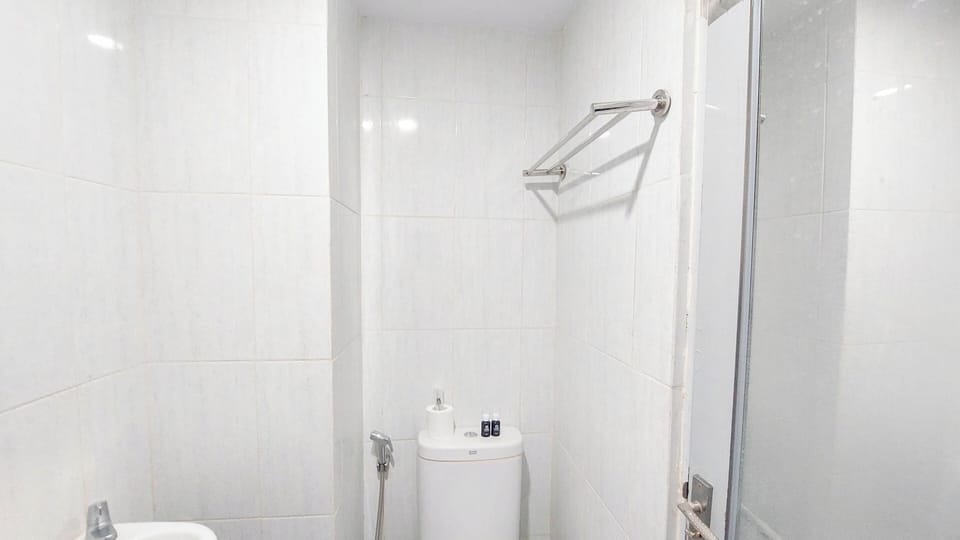 Standard Studio, 1 Bedroom (Apartment) | Bathroom | Shower, free toiletries, towels