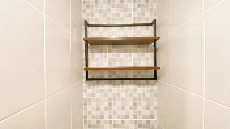 Standard Studio, 1 Bedroom (Apartment) | Bathroom | Shower, free toiletries, towels