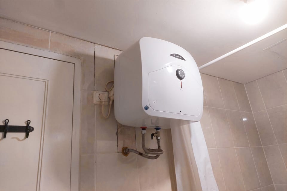 Standard Apartment, 1 Bedroom (Apartment) | Bathroom | Shower, free toiletries, towels