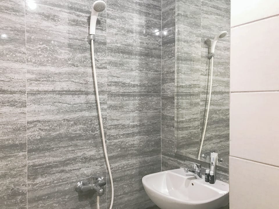 Standard Studio, 1 Bedroom (Apartment) | Bathroom | Shower, free toiletries, towels