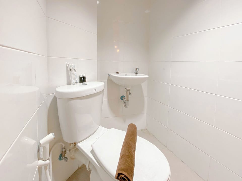 Standard Studio, 1 Bedroom (Apartment) | Bathroom | Shower, free toiletries, towels