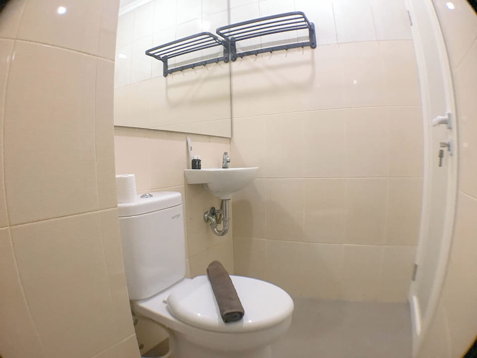 Standard Studio, 1 Bedroom (Apartment) | Bathroom | Shower, free toiletries, towels