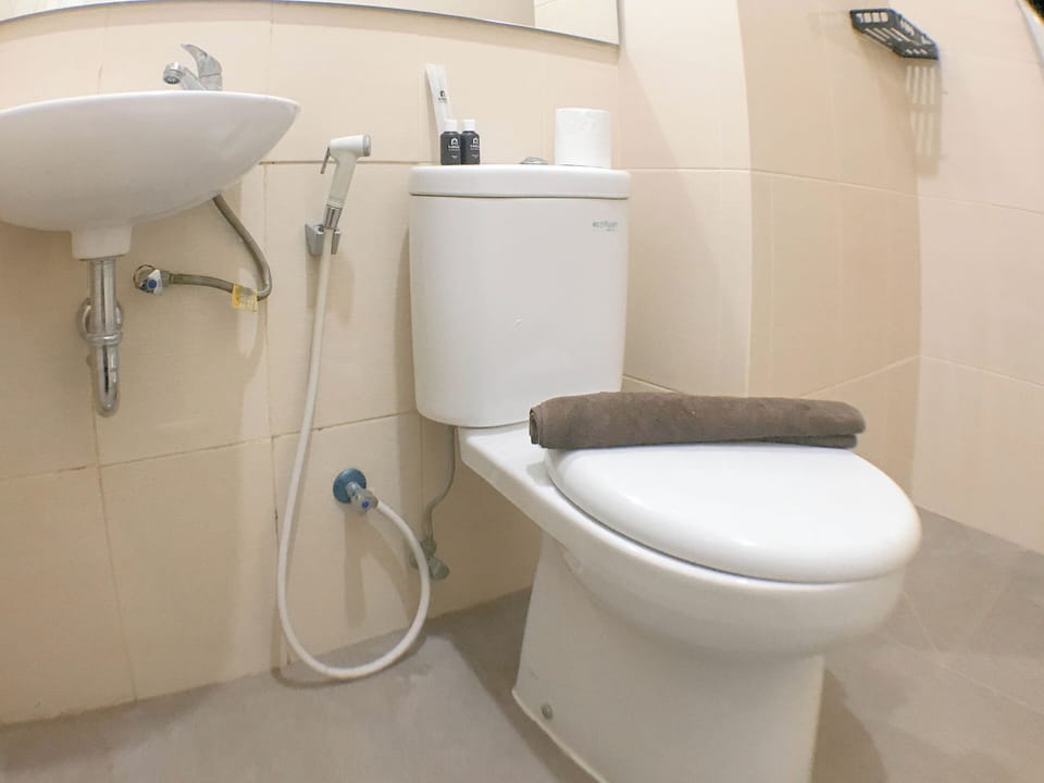 Standard Studio, 1 Bedroom (Apartment) | Bathroom | Shower, free toiletries, towels