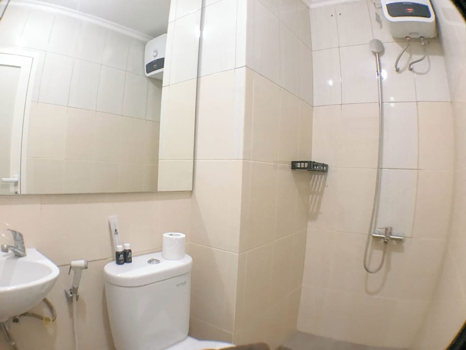 Standard Studio, 1 Bedroom (Apartment) | Bathroom | Shower, free toiletries, towels