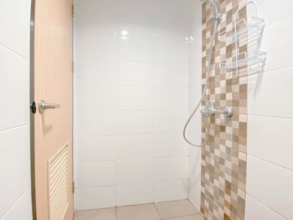 Standard Studio, 1 Bedroom (Apartment) | Bathroom | Shower, free toiletries, towels