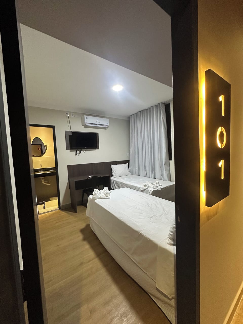 Executive Twin Room | Laptop workspace, free WiFi