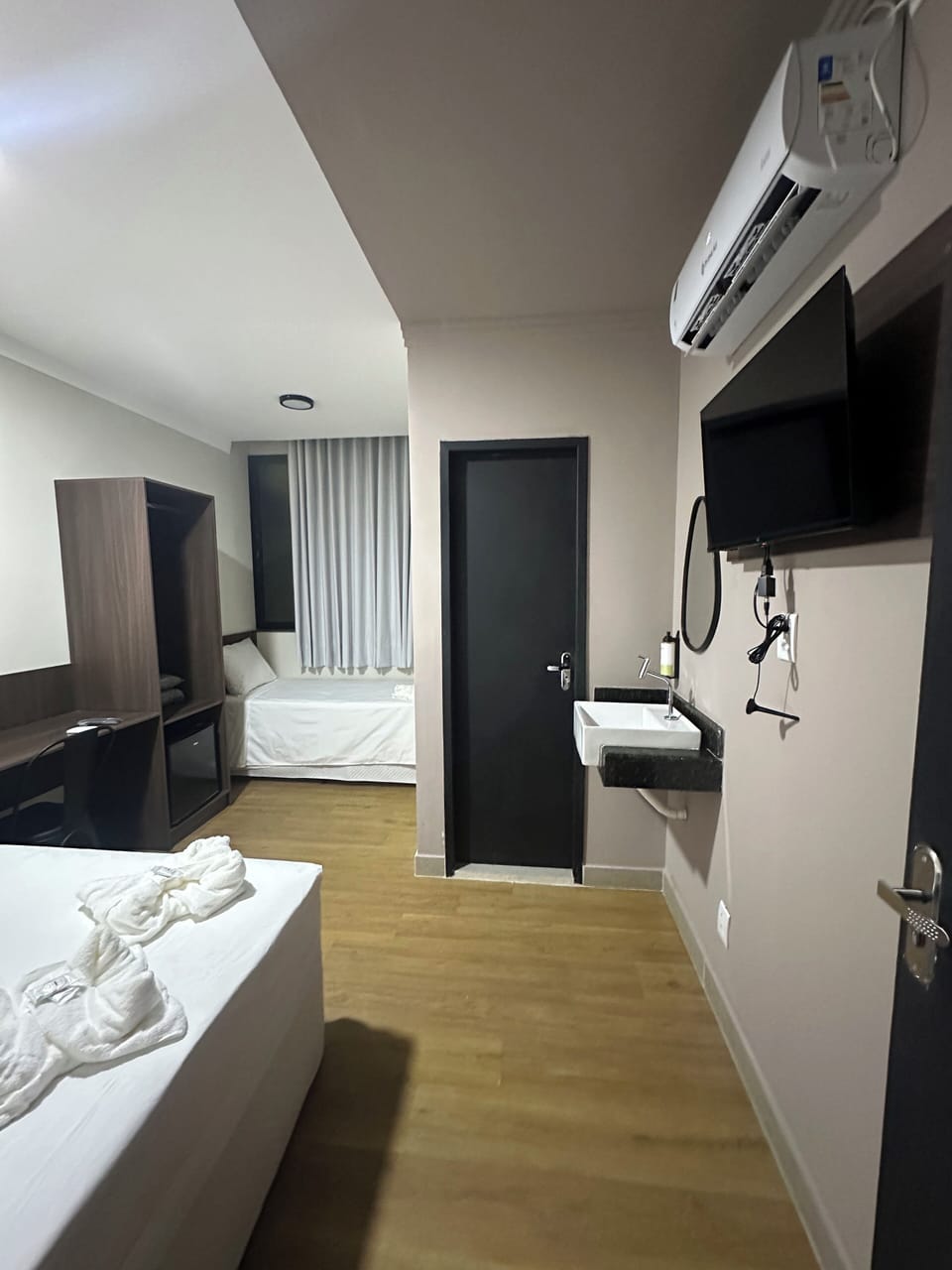 Executive Triple Room | Laptop workspace, free WiFi