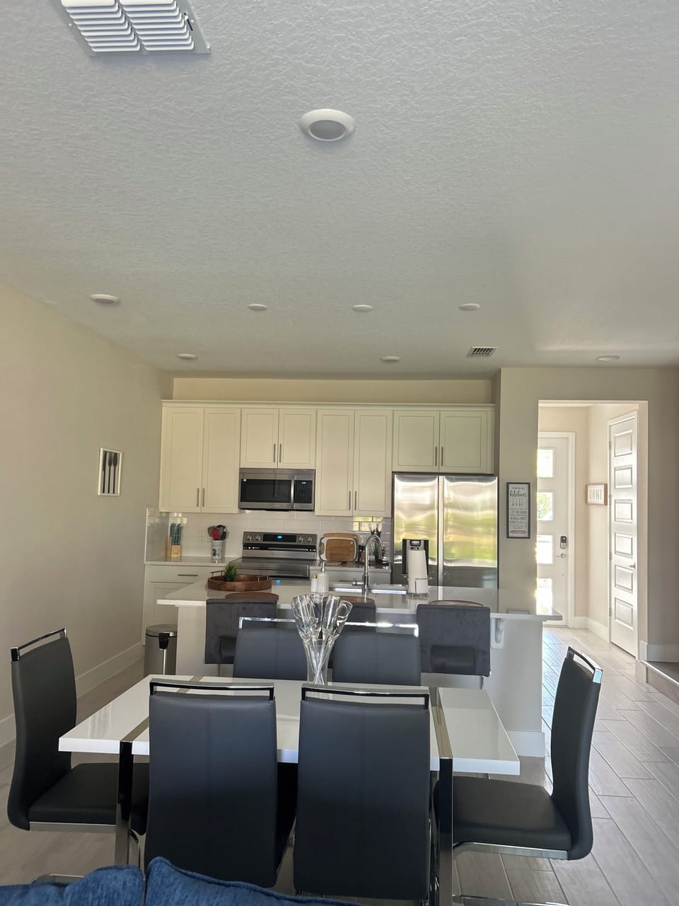 Dining area & kitchen