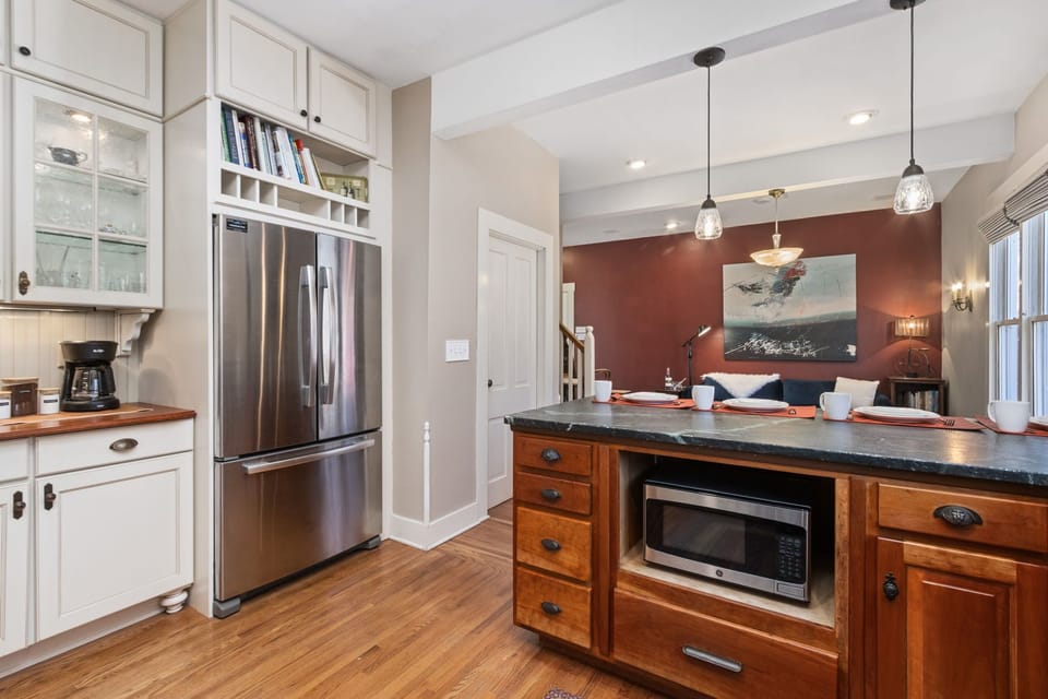 House, Multiple Beds, Patio (1500 W Oak Street) | Interior