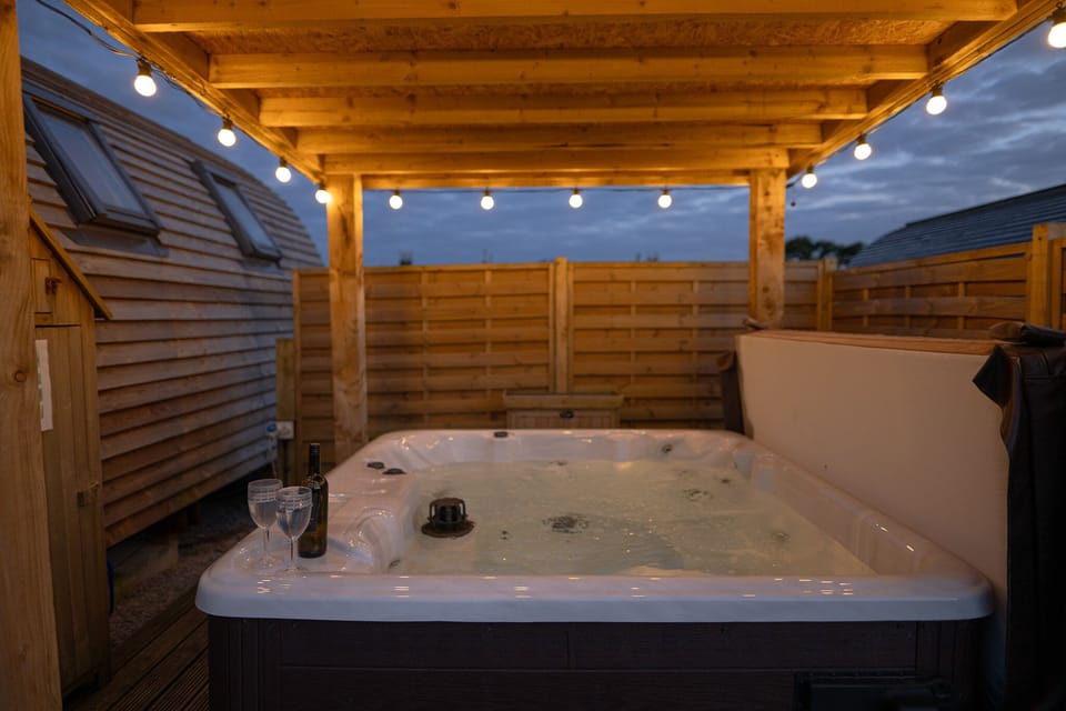 Hot Tub / whirlpool bath (Outdoor)