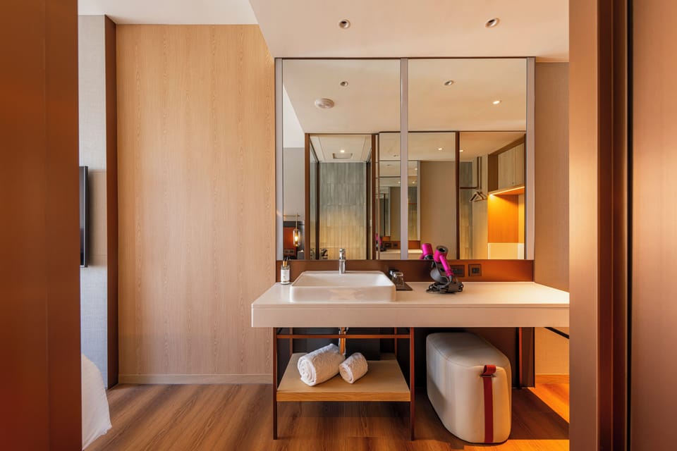 Standard Twin Room-Deluxe Floor | Bathroom | Hair dryer, slippers, bidet, towels
