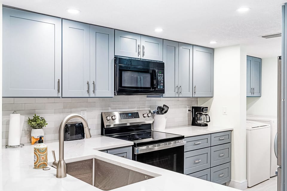 Sleek and modern kitchen with everything you need to cook up your favorite meals!