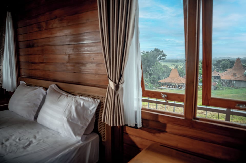 Deluxe Double Room | Desk, laptop workspace, free WiFi, bed sheets