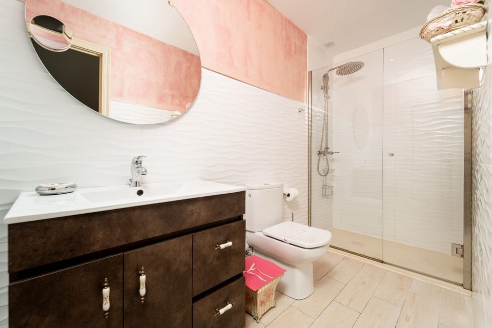 Bathtub, soap, shampoo, toilet paper