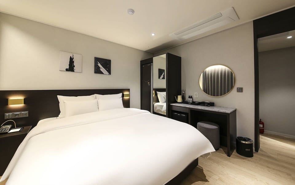 Deluxe Double Bed Room, 1 King Bed, Non Smoking, Private Bathroom | Hypo-allergenic bedding, laptop workspace, soundproofing, free WiFi