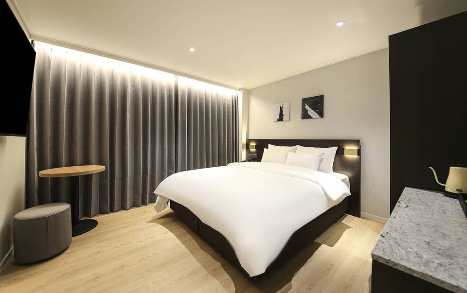 Deluxe Double Bed Room, 1 King Bed, Non Smoking, Private Bathroom | Hypo-allergenic bedding, laptop workspace, soundproofing, free WiFi
