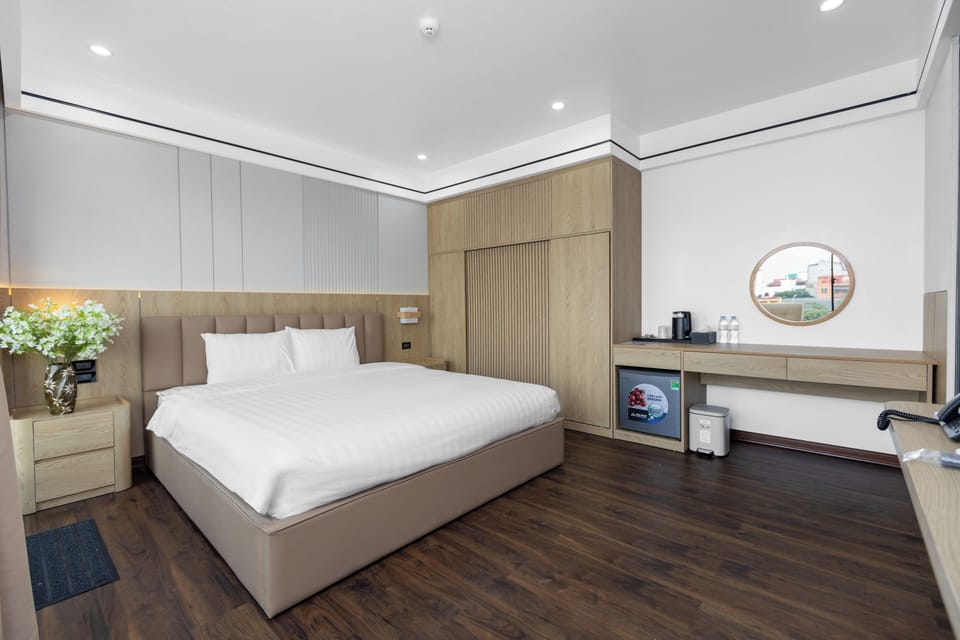 Deluxe Double Room, Balcony, Lake View | Soundproofing, free WiFi