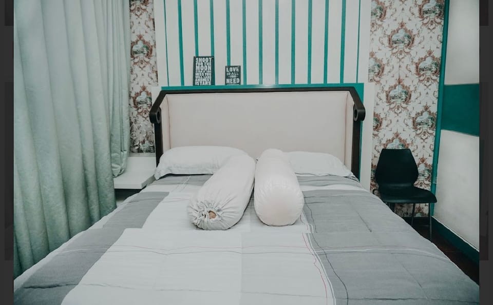 Deluxe Room | Bathroom | Shower, free toiletries, hair dryer, towels