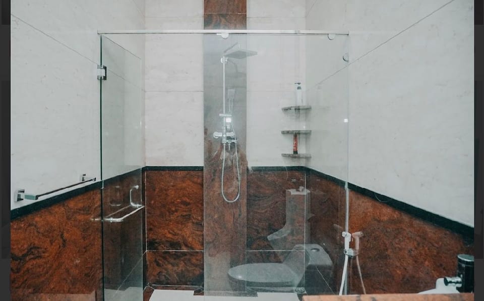 Deluxe Room | Bathroom | Shower, free toiletries, hair dryer, towels