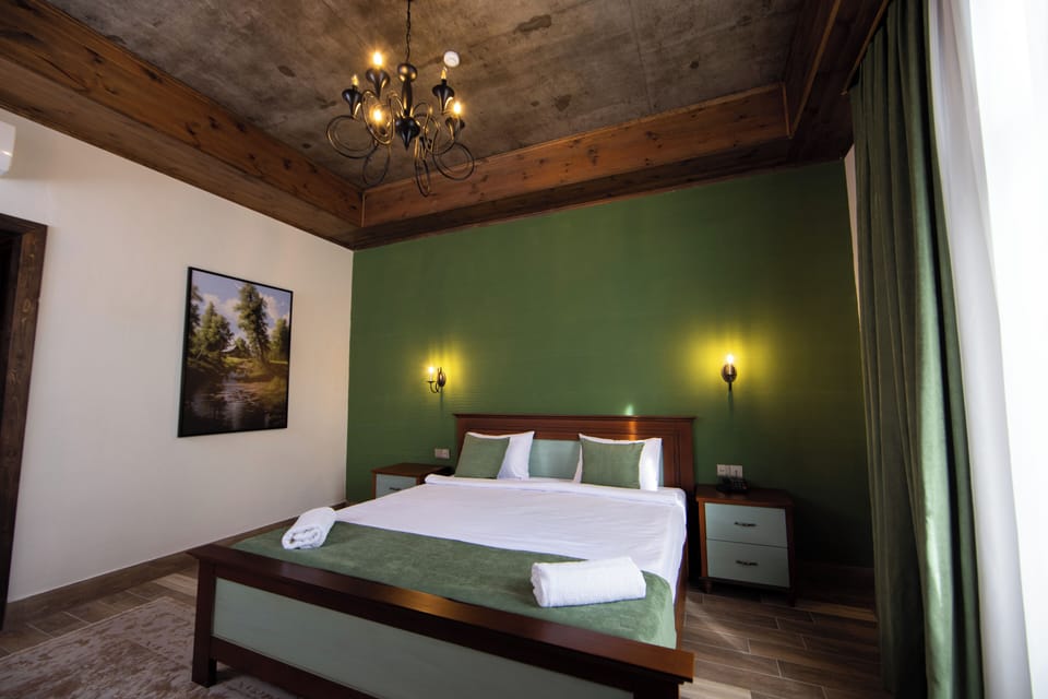 Deluxe Room, Mountain View | In-room safe, blackout drapes, WiFi (free), bed sheets