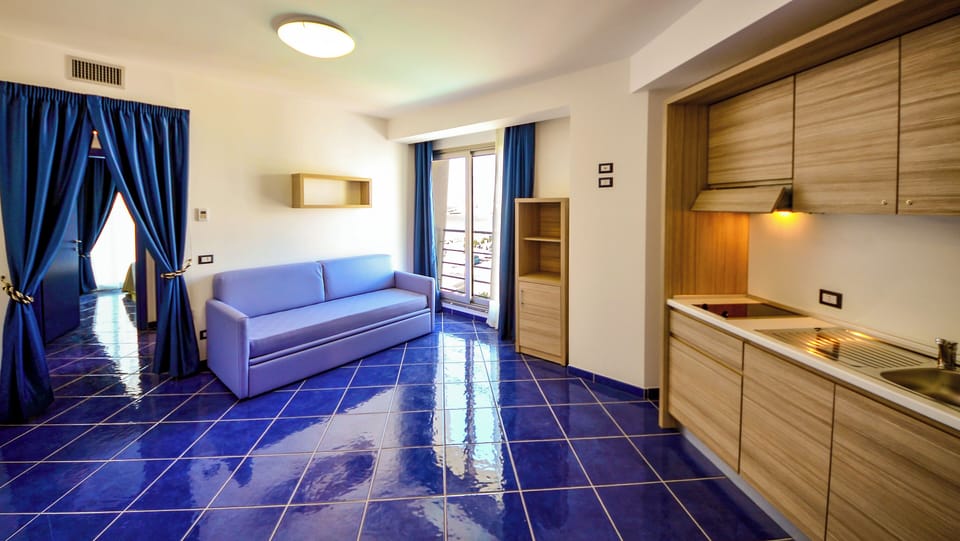 Suite | Private kitchen | Fridge, microwave, stovetop, cookware/dishes/utensils