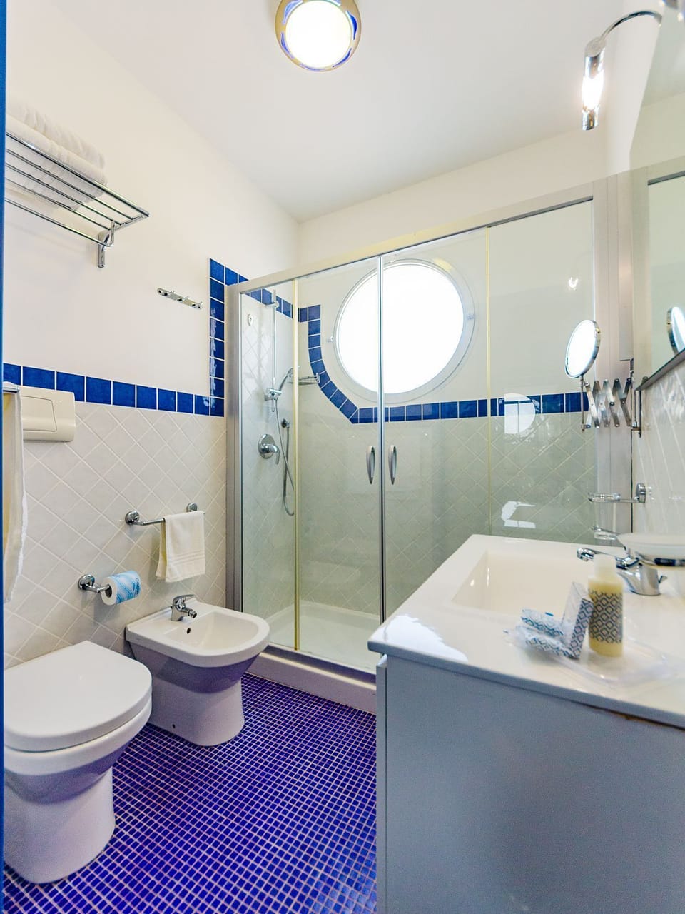 Suite, Partial Sea View | Bathroom | Shower, hair dryer, bidet, towels