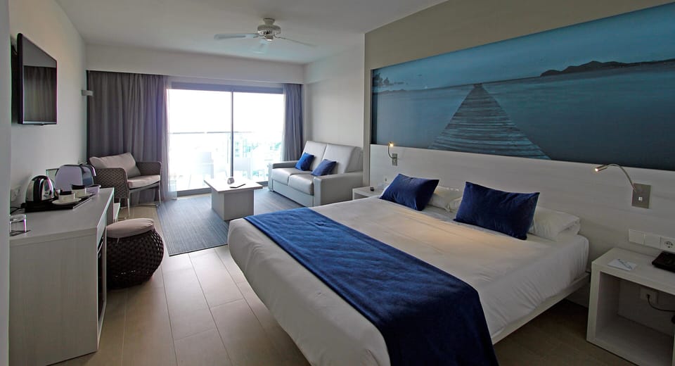 Desk, blackout drapes, free WiFi, bed sheets