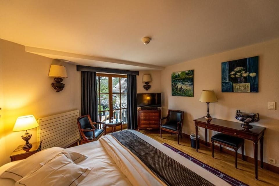 Desk, soundproofing, iron/ironing board, free WiFi