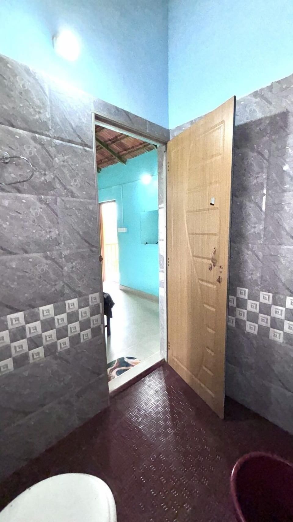 Deluxe Double Room | Bathroom | Shower, free toiletries, towels, soap