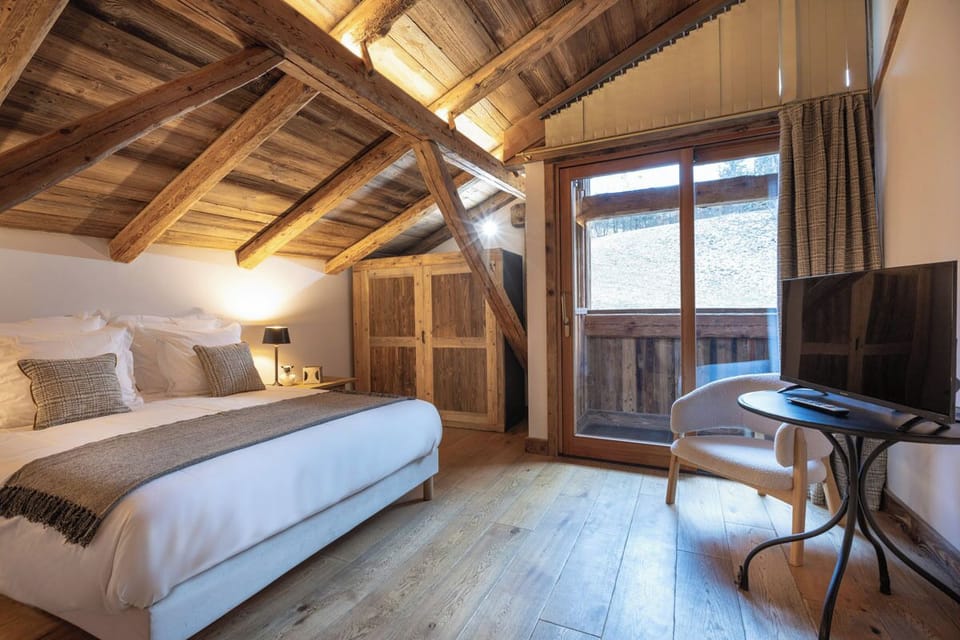 Deluxe Double Room, Mountain View | Premium bedding, WiFi (free), bed sheets