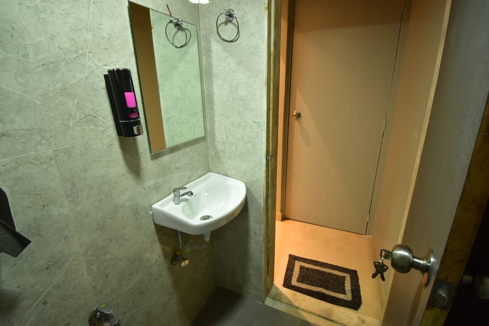 Deluxe Double Room | Bathroom | Shower, rainfall showerhead, free toiletries, hair dryer