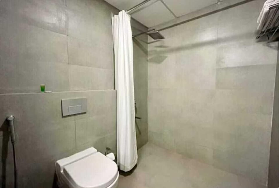 Deluxe Double or Twin Room | Bathroom | Shower, towels, soap, shampoo