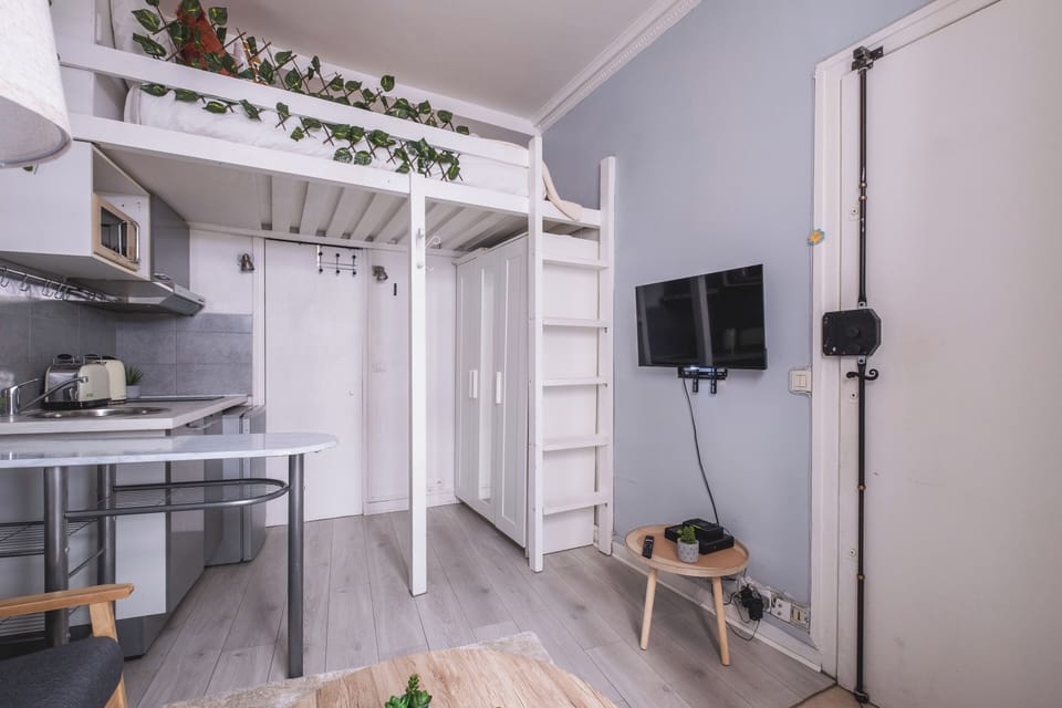 Basic Studio | Living area | 37-inch TV with cable channels, Netflix, streaming services