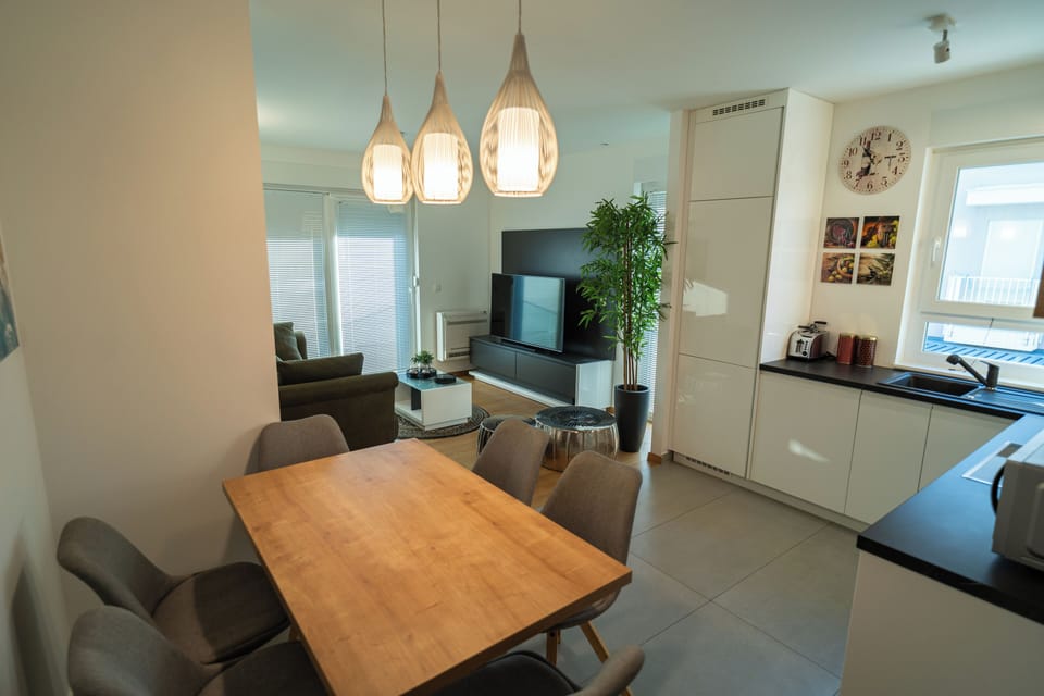 Apartment, Balcony, Courtyard View | Dining room
