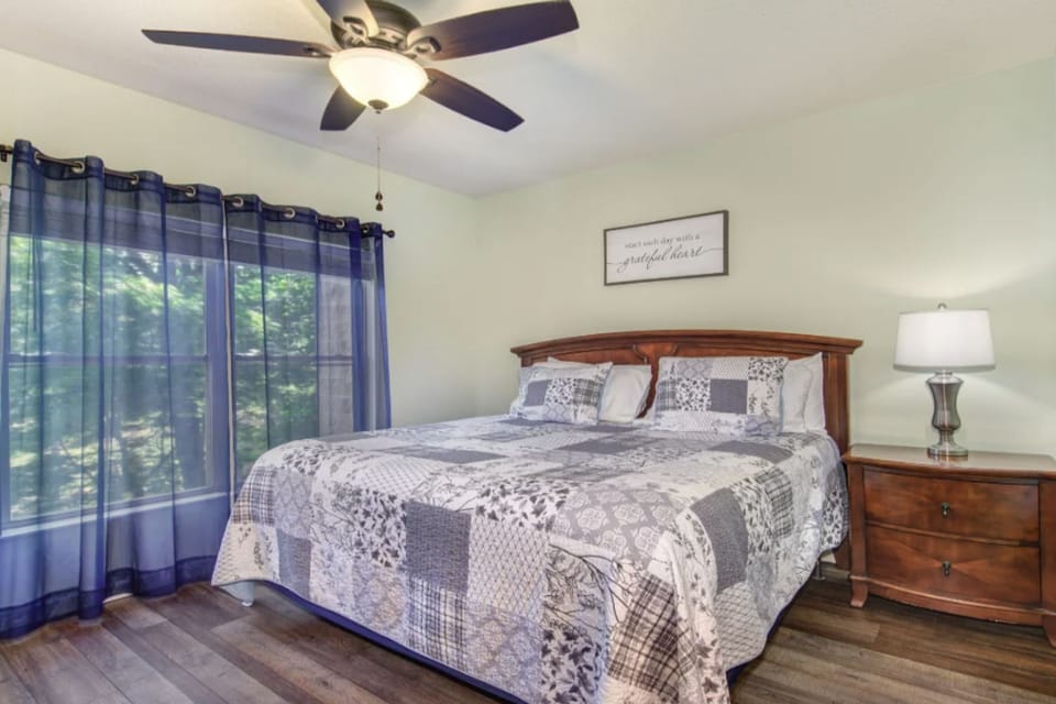 Primary Bedroom with King Bed, Private Bathroom, Cable TV and Wifi