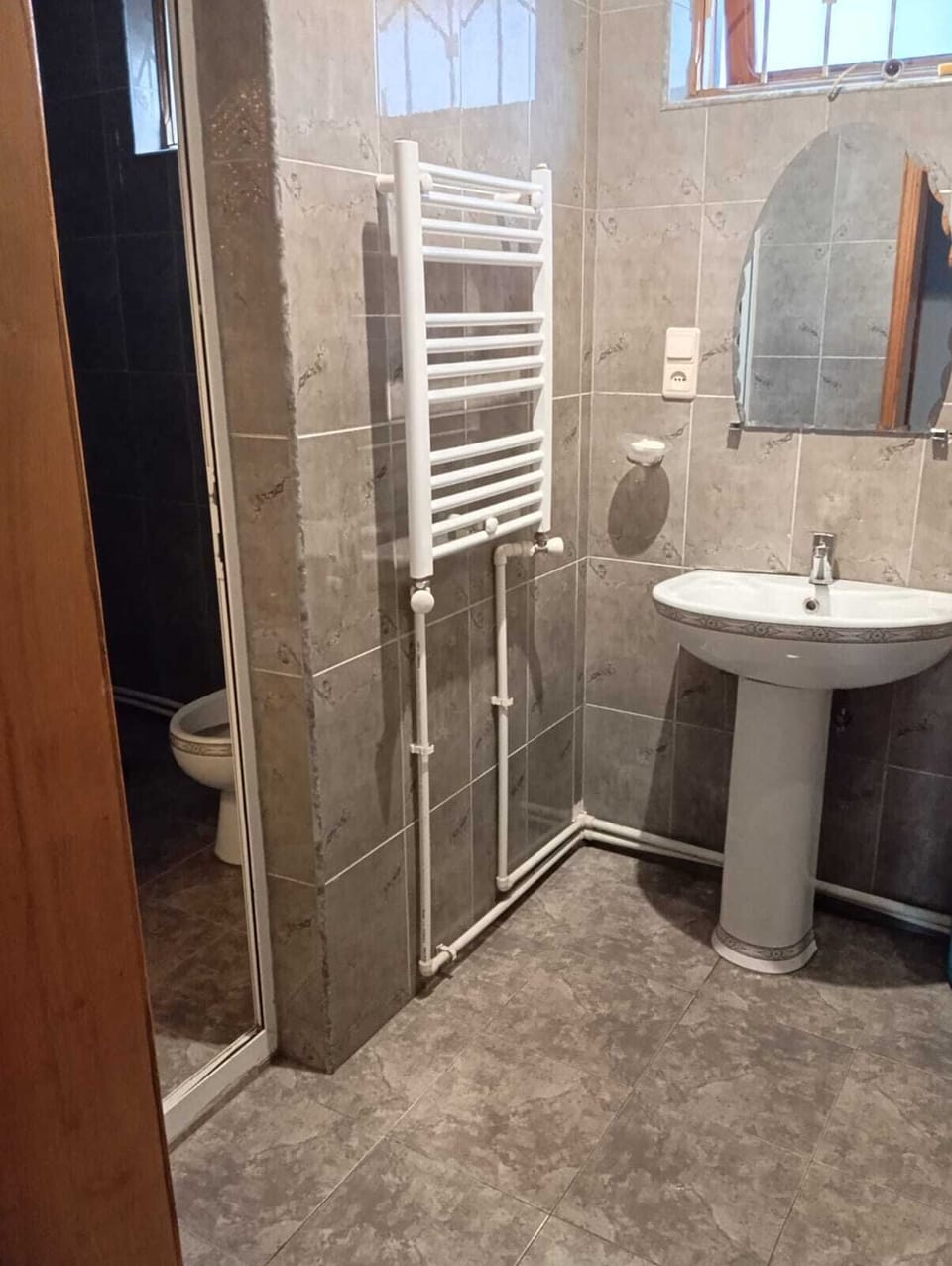 Classic Quadruple Room, City View | Bathroom | Shower, free toiletries, slippers, towels