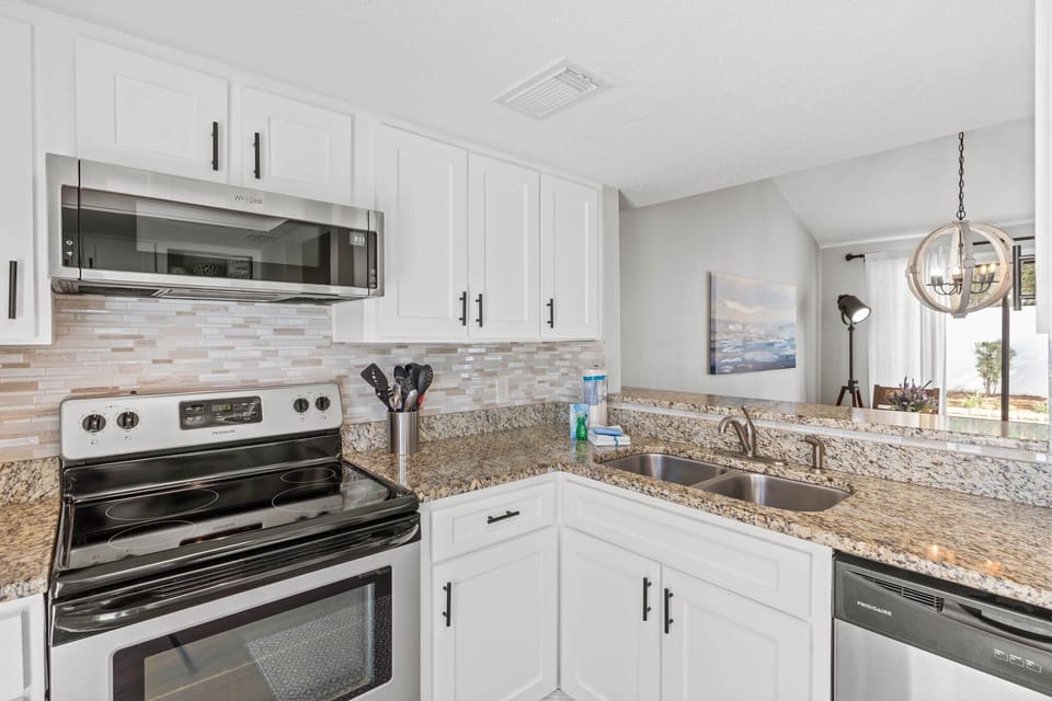 Kitchen - Fully stocked kitchen with all major appliances
