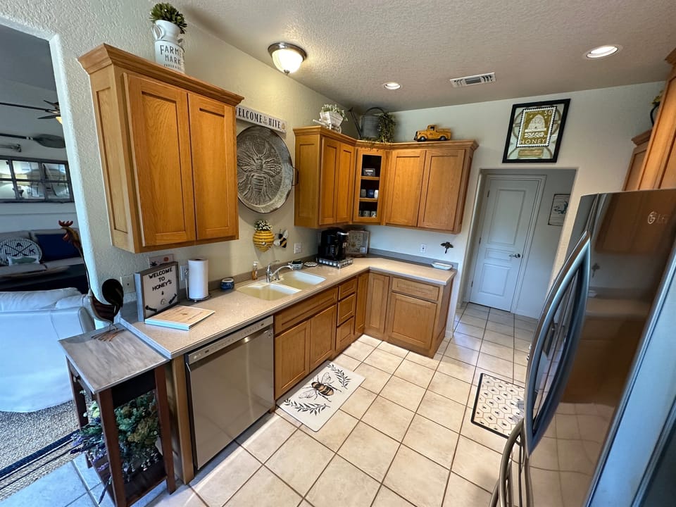 The Queen’s Pantry Fit for a host and styled with warmth, The Queen’s Pantry offers everything you need to cook, sip, and savor. This fully equipped kitchen is your sweet retreat for morning brews, family meals, and Honey-worthy hospitality.