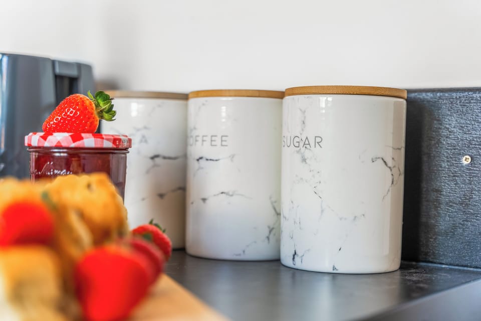 Luxury Double Room, Kitchen, Garden View | Private kitchen | Electric kettle, toaster