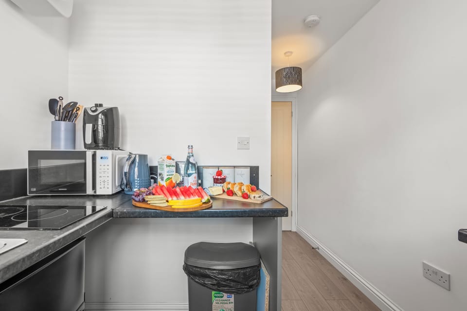 Luxury Double Room, Kitchen, Garden View | Private kitchen | Electric kettle, toaster