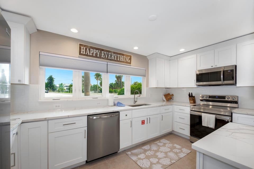 House, Multiple Beds (Sandy Breeze) | Private kitchen | Oven, toaster