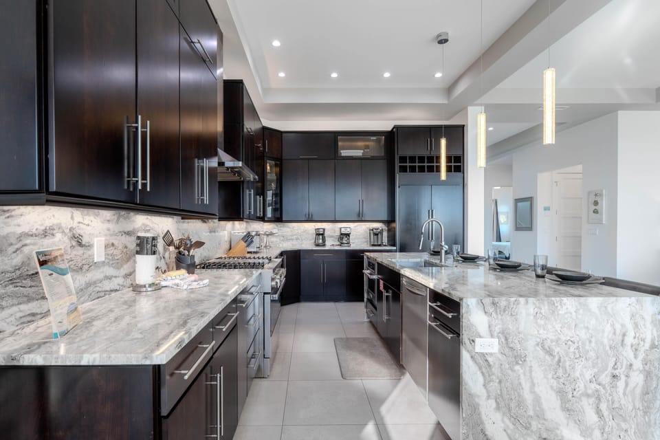 House, Multiple Beds (Black Pearl) | Private kitchen | Oven, toaster