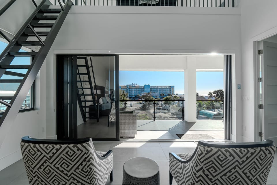 House, Multiple Beds (Black Pearl) | Interior